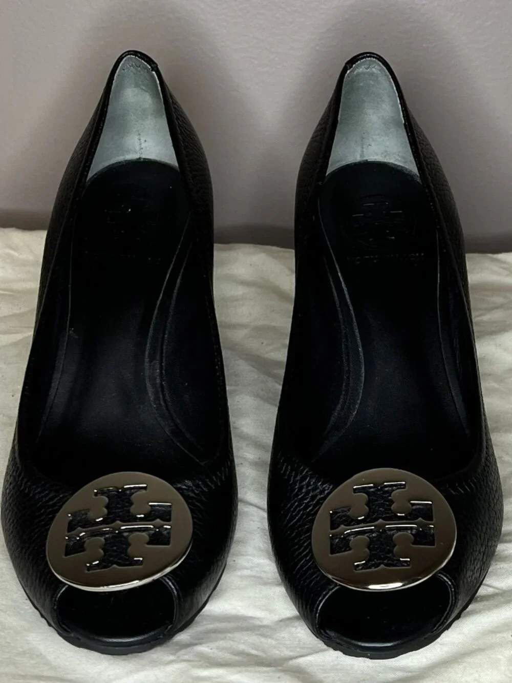 Tory Burch Black Leather Peep Toe Wedge Pumps Reva Logo Medallion Women's 8